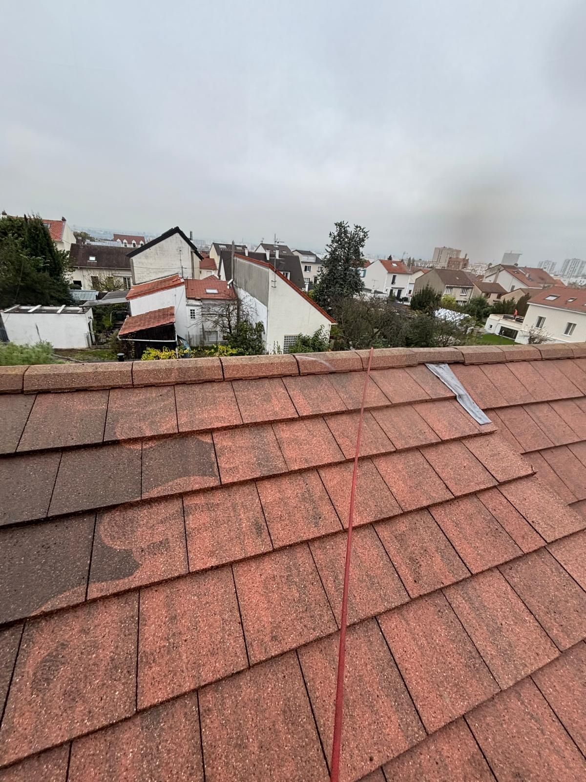 Toit en cours de nettoyage