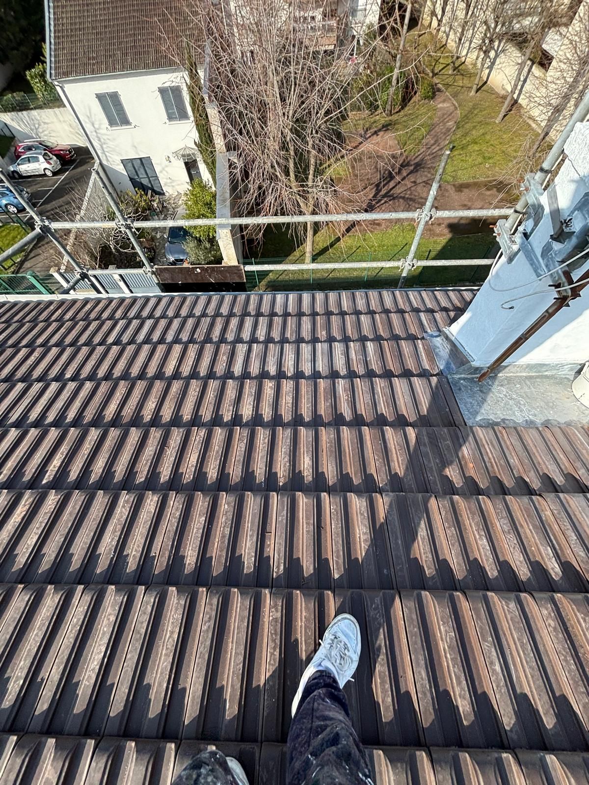 Un toit en tuiles marron