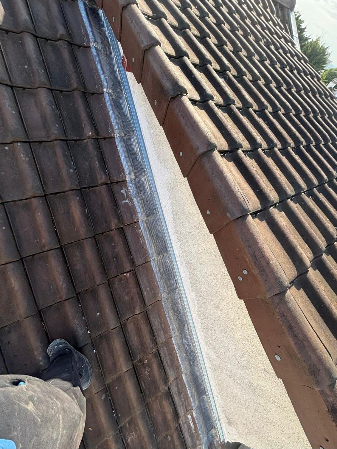 Tuile marron et zinguerie