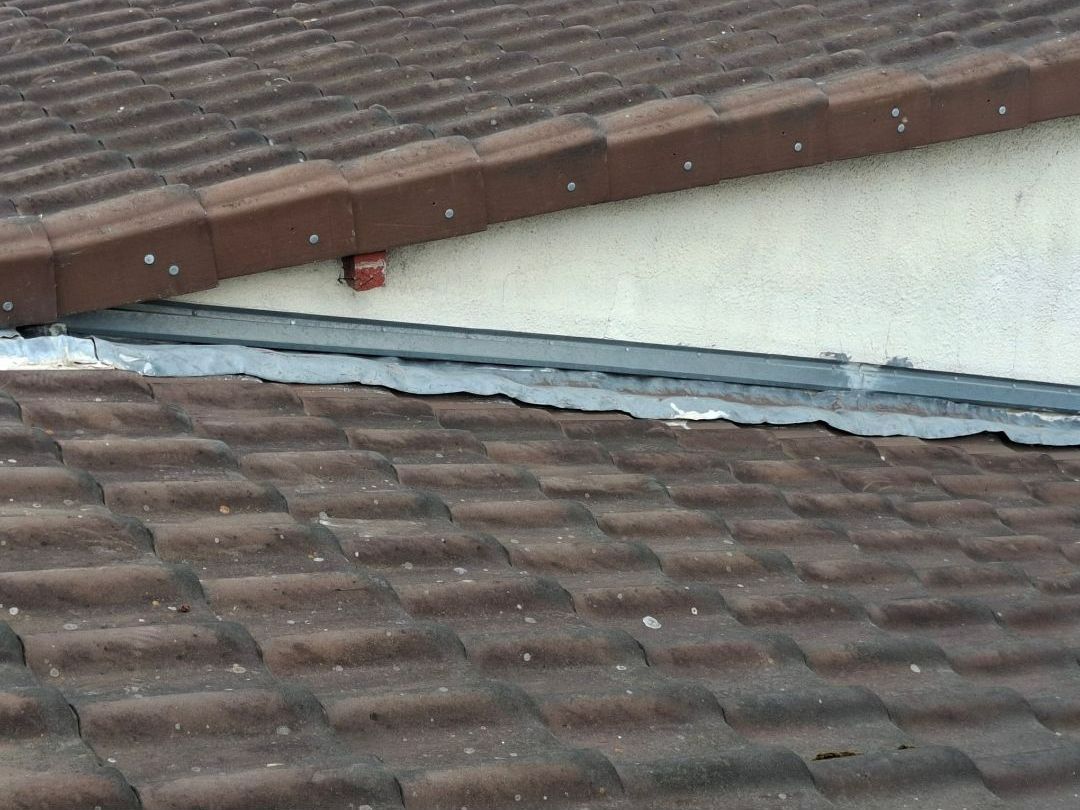 Zinguerie sur tuiles marrons