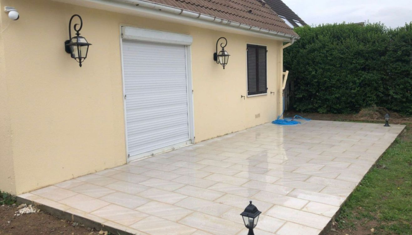 Un homme projette de l'isolant