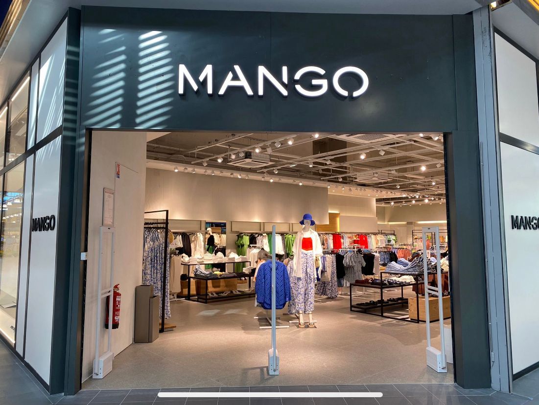 Devanture du magasin Mango repeinte