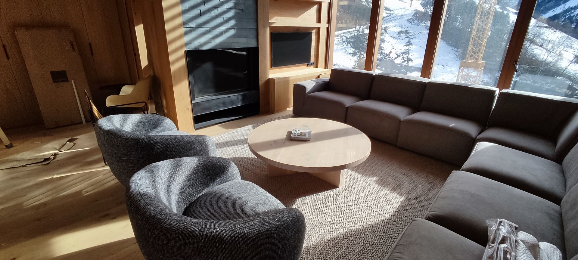 Una sala de estar con sofá, sillas, mesa de café y chimenea.
