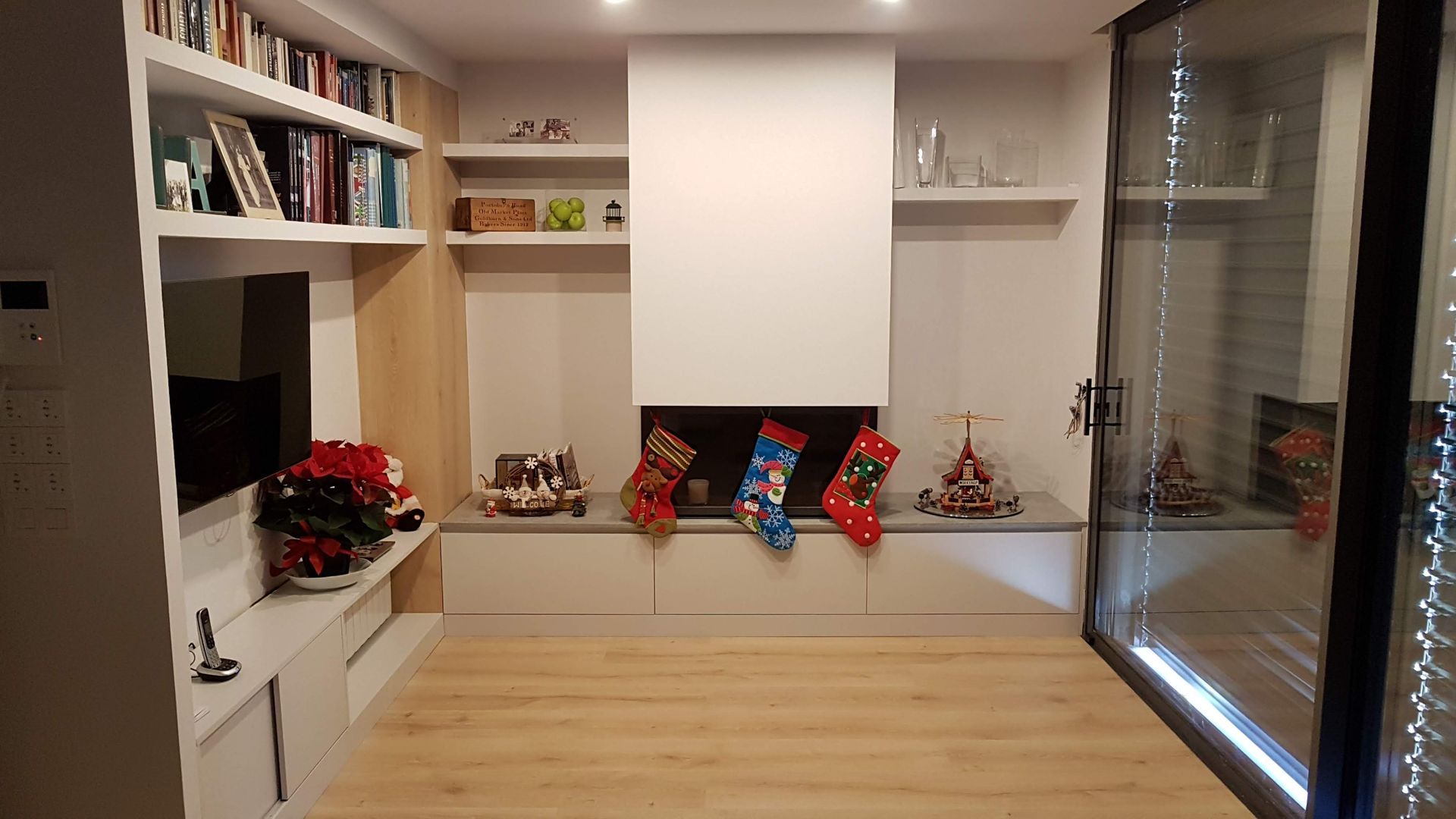 Una sala de estar con chimenea y medias navideñas en el suelo.