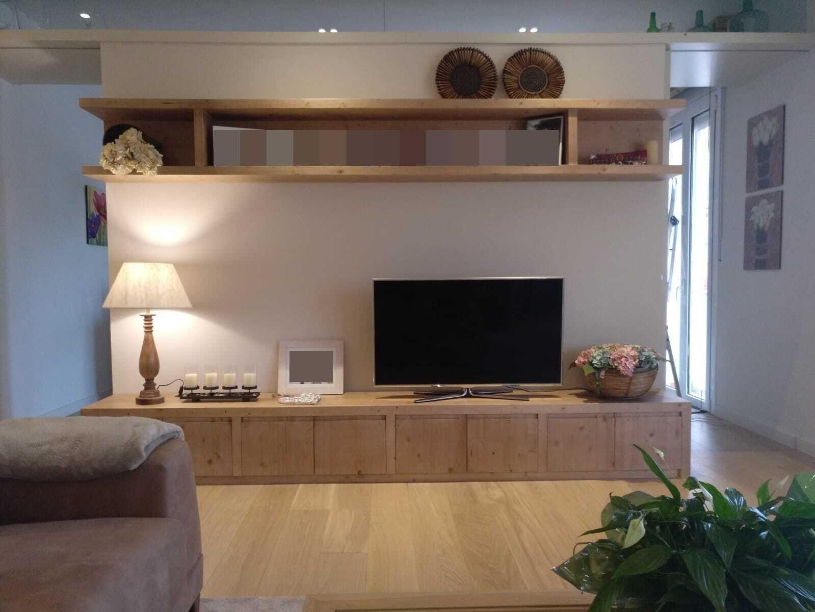 Una sala de estar con un televisor de pantalla plana y una lámpara.