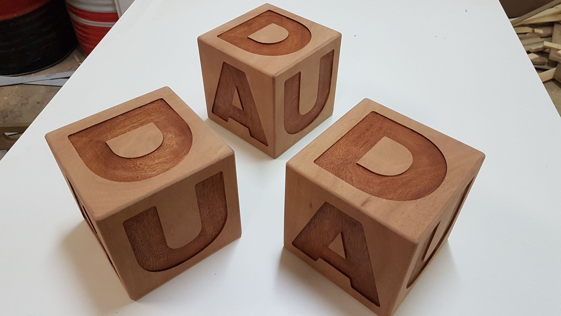Tres bloques de madera con las letras papá grabadas en ellos
