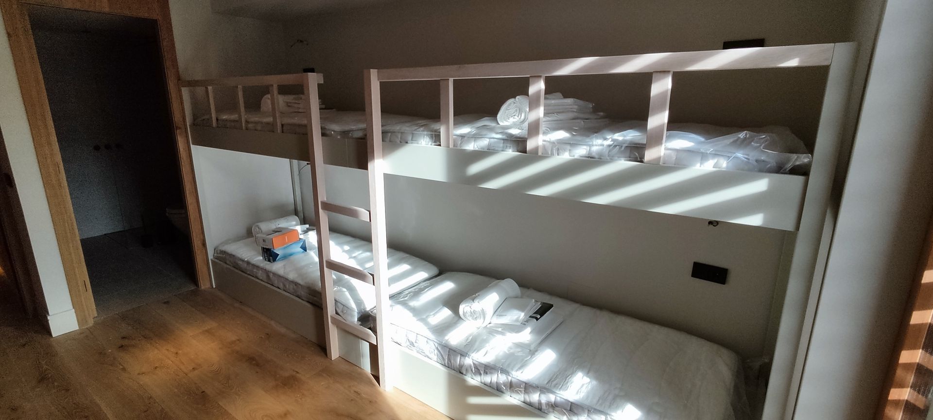 Hay dos literas en la habitación.
