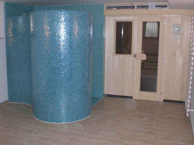 04 - Glasmosaikverlegung auf frei entworfener Wedi – Schneckendusche