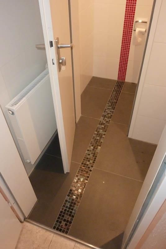 10 - Kombination aus Feinsteinzeug und Glasmosaik