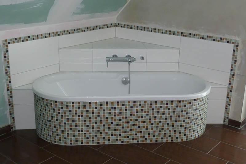 12 - Beispielgestaltung für eine runde Eckbadewanne