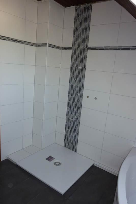 13 - Vertikalverlegung eines Feinsteinzeugmosaiks