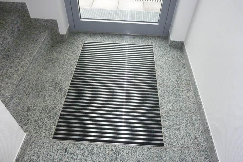 14 - Im Eingangsbereich bündig eingebauter Schmutzabstreifer