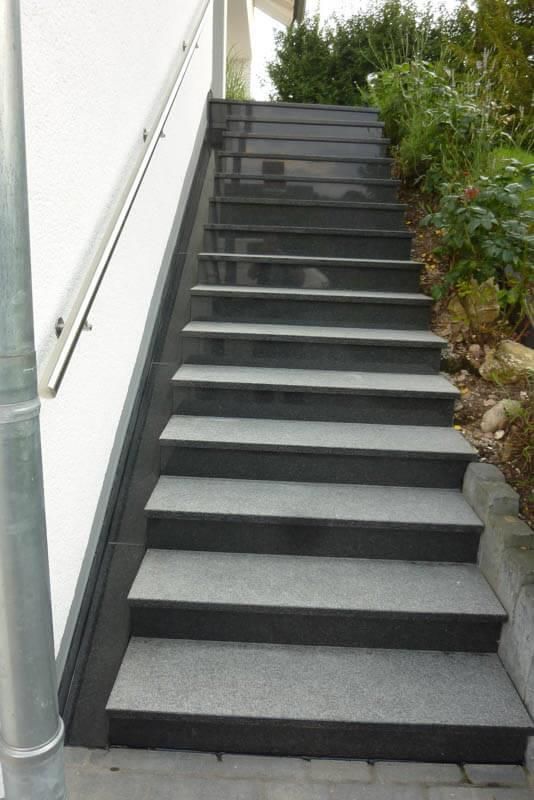 17 - Treppenlauf mit seitlicher Wasserablaufführung