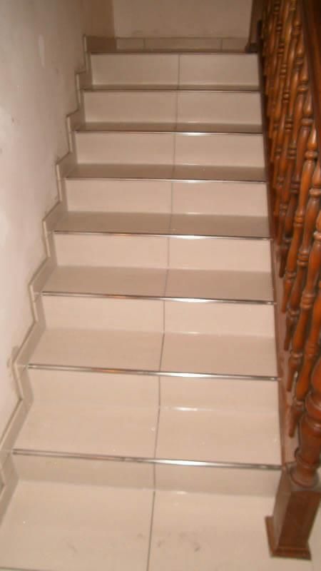 18 - Innentreppengestaltung mit Edelstahlschienen