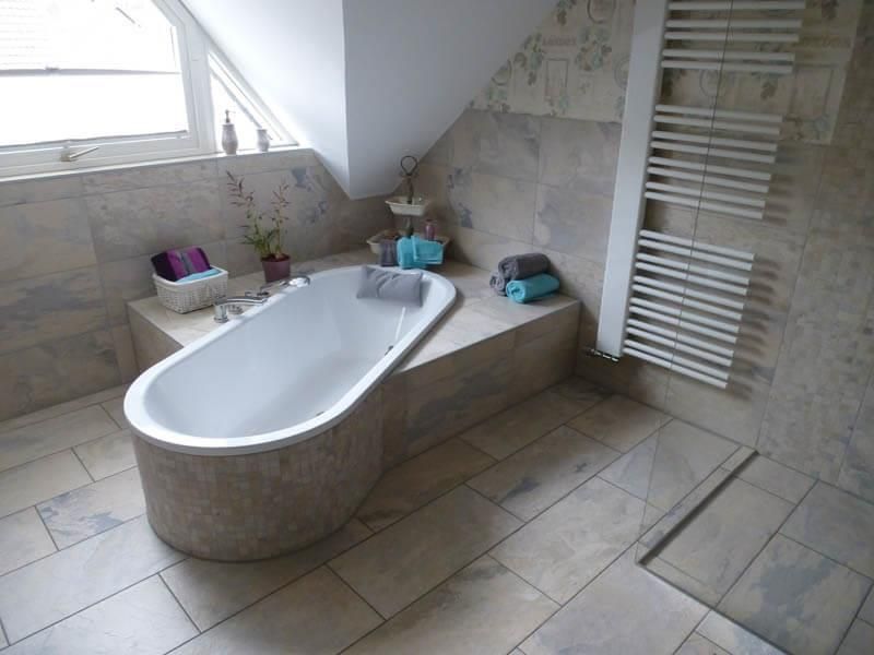 20 - Rundbadewanne mit Wandabstand