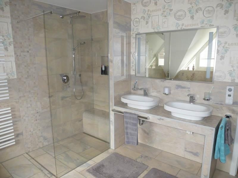 21 - Modern gestaltetes Badezimmer