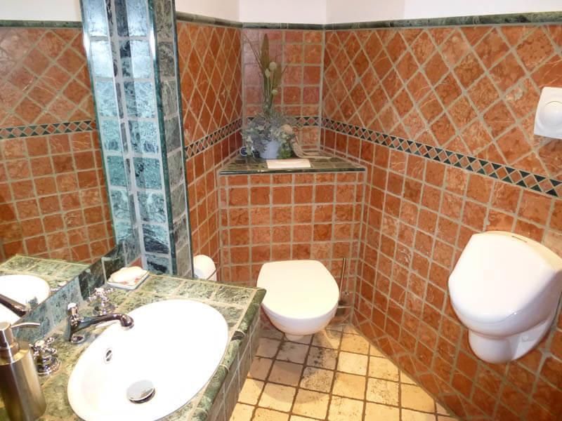 23 - Rosso Verona, Alpi Verdi und Travertin Antik