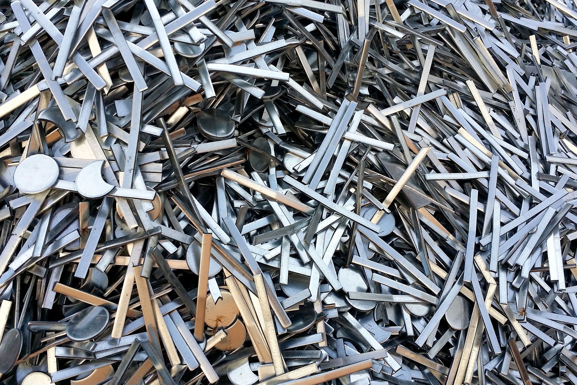 Ein Haufen Schrott liegt übereinander.