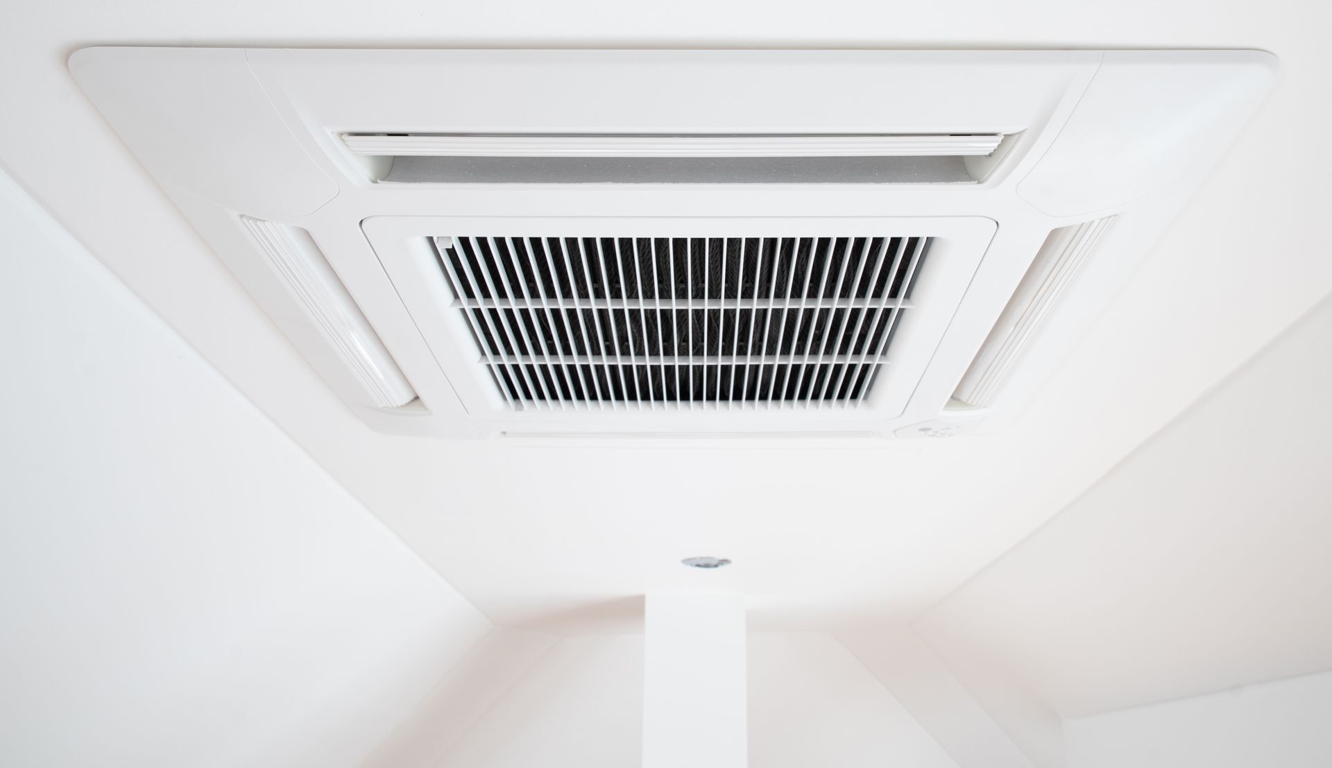 Un climatiseur cassette blanc