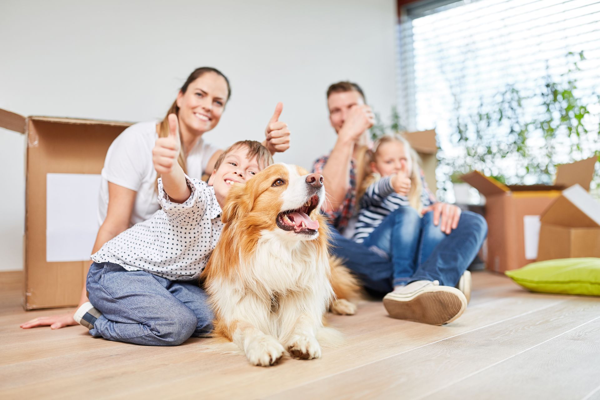 Famille heureuse d'un couple avec deux enfants et un chien