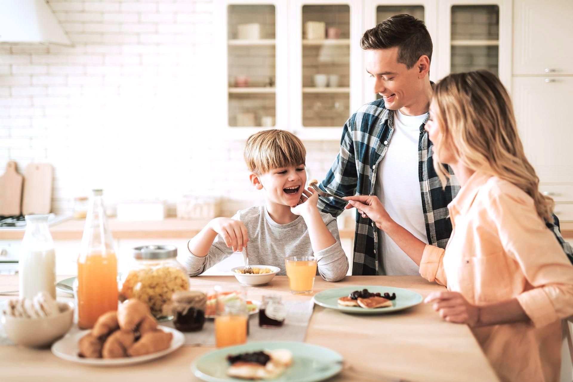 Famille heureuse prenant le petit-déjeuner