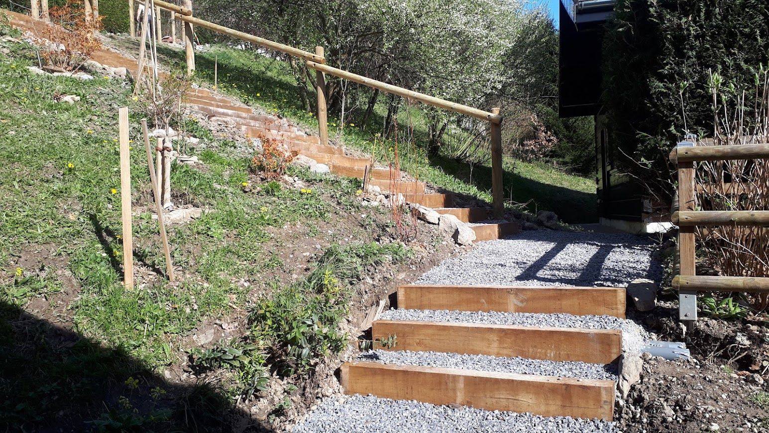 Des escaliers en bois avec une barrière