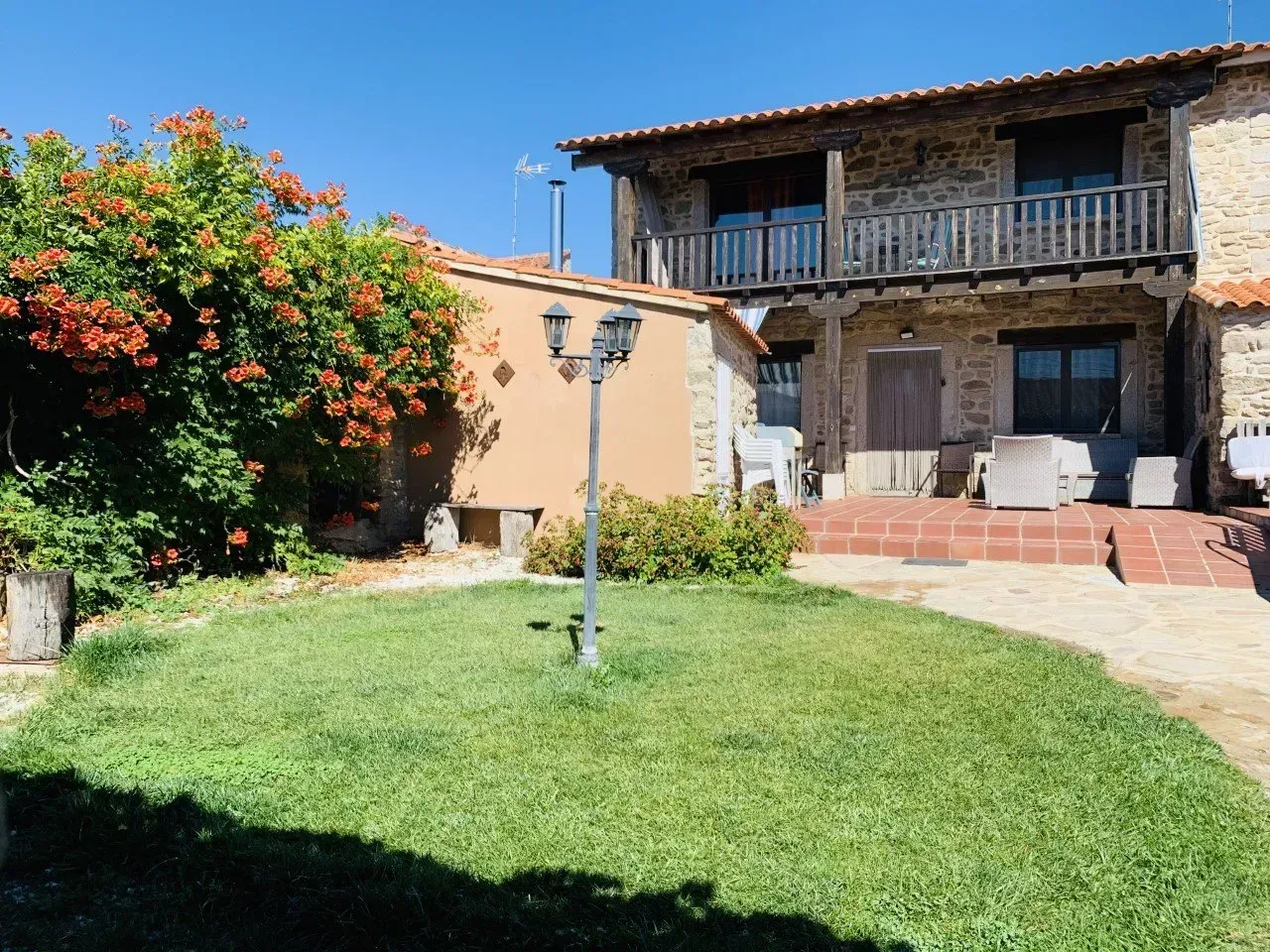 Una casa grande con un amplio césped delante de ella.