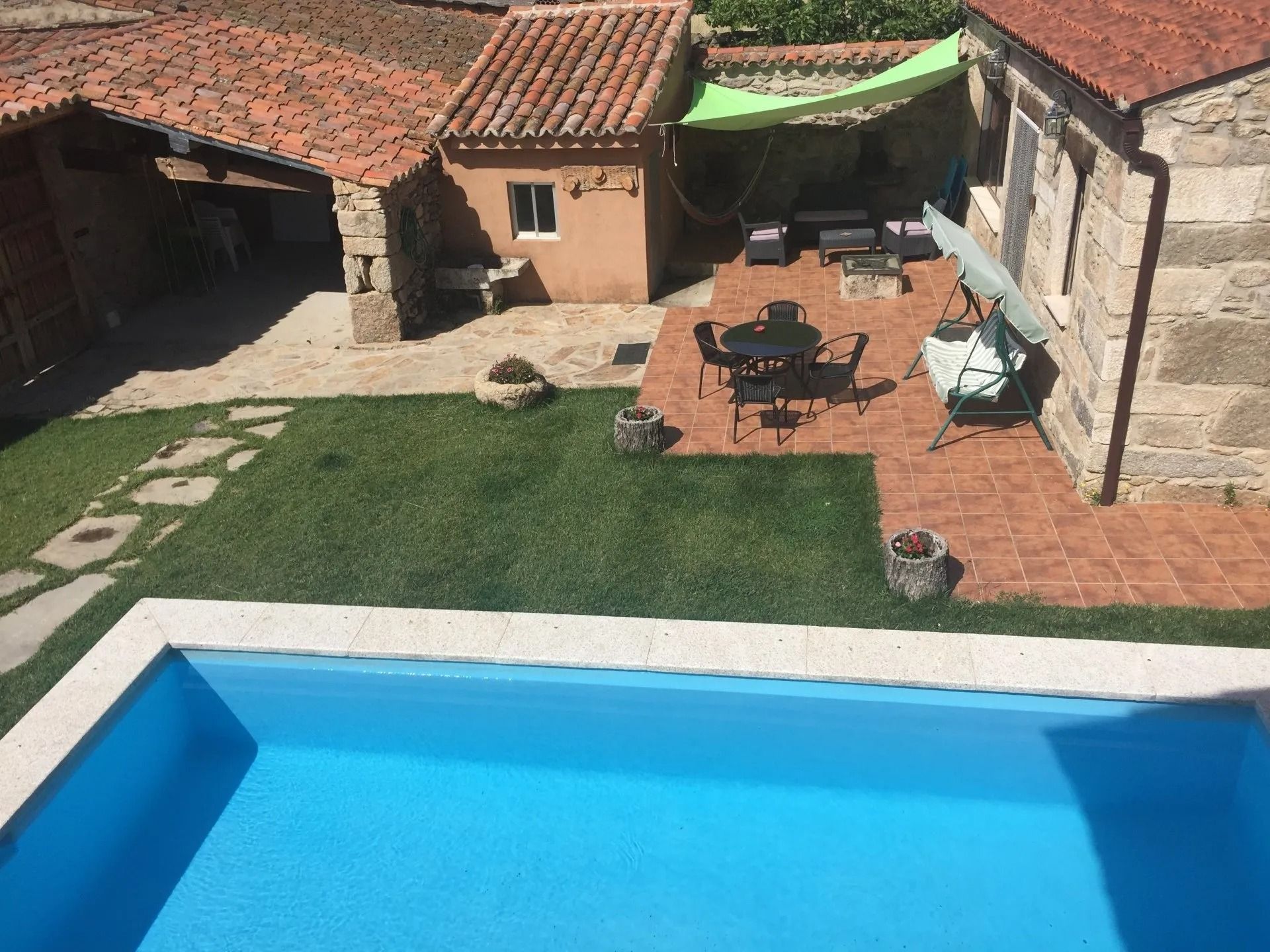 Una vista aérea de una piscina en un patio trasero.