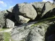 Una gran formación rocosa en medio de un campo.