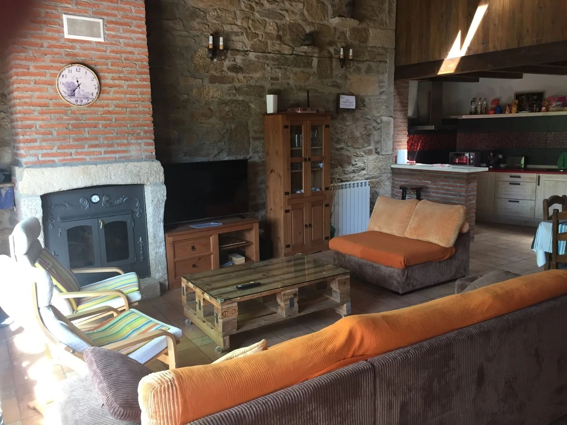 Una sala de estar llena de muebles y una chimenea.