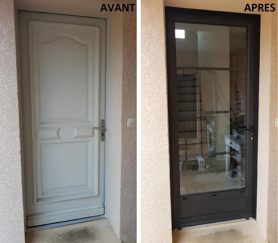 Avant et après la rénovation d'une porte. La porte d'origine, blanche et pleine, est remplacée par une porte vitrée à cadre foncé avec barreaux intérieurs.