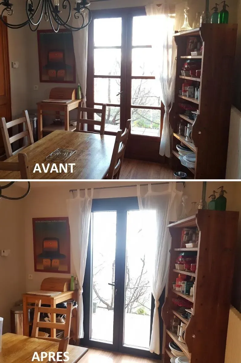 Photos avant et après d'une salle à manger avec une table en bois, des chaises, des étagères et des portes donnant sur l'extérieur.