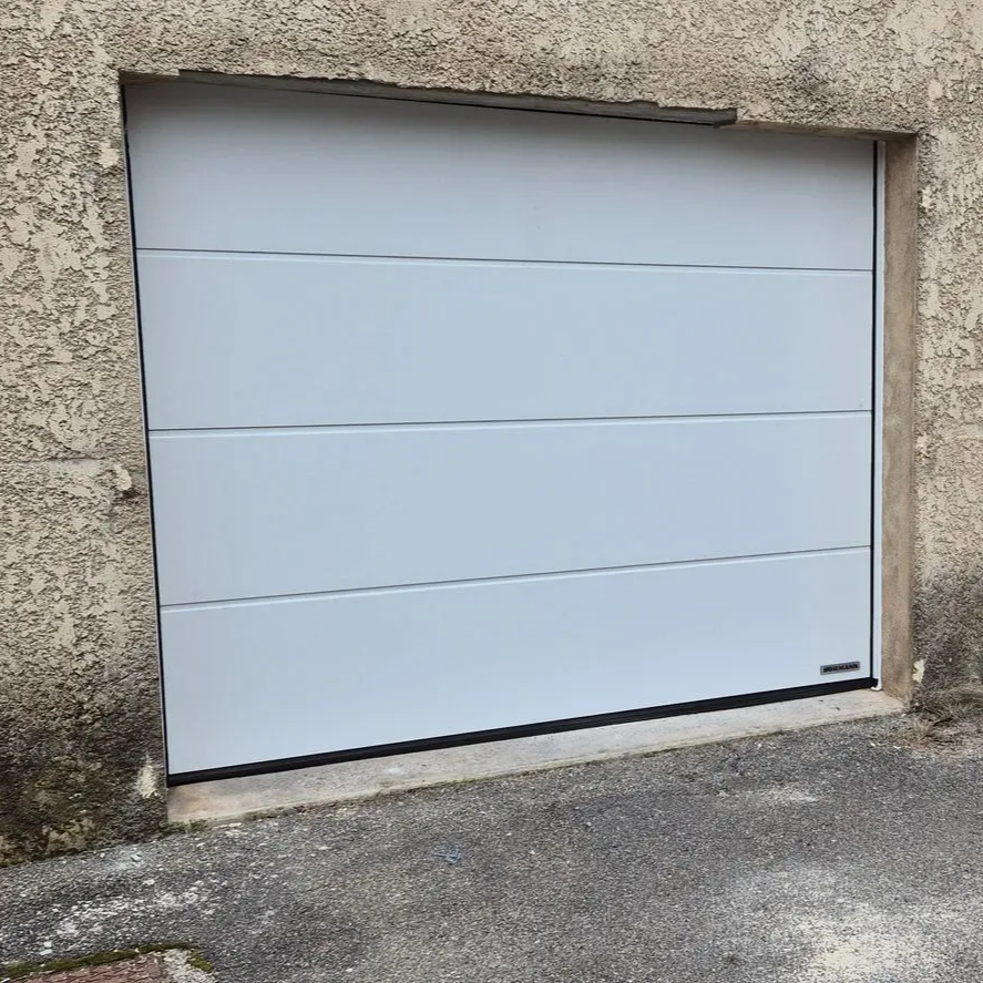 Porte de garage blanche sectionnelle motorisée