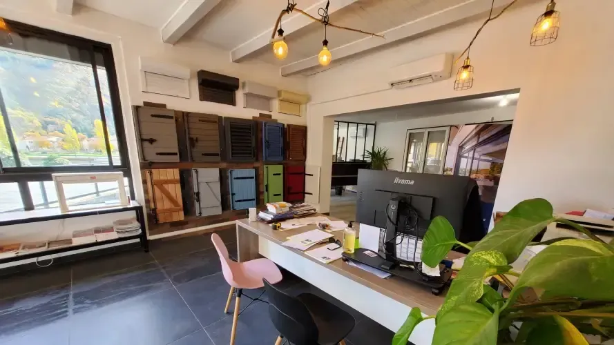 Intérieur du magasin avec bureau et volets en exposition