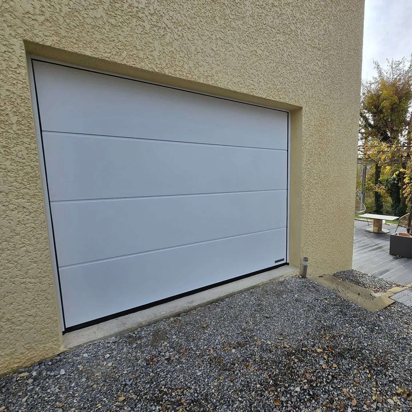 Porte de garage blanche sectionnelle 