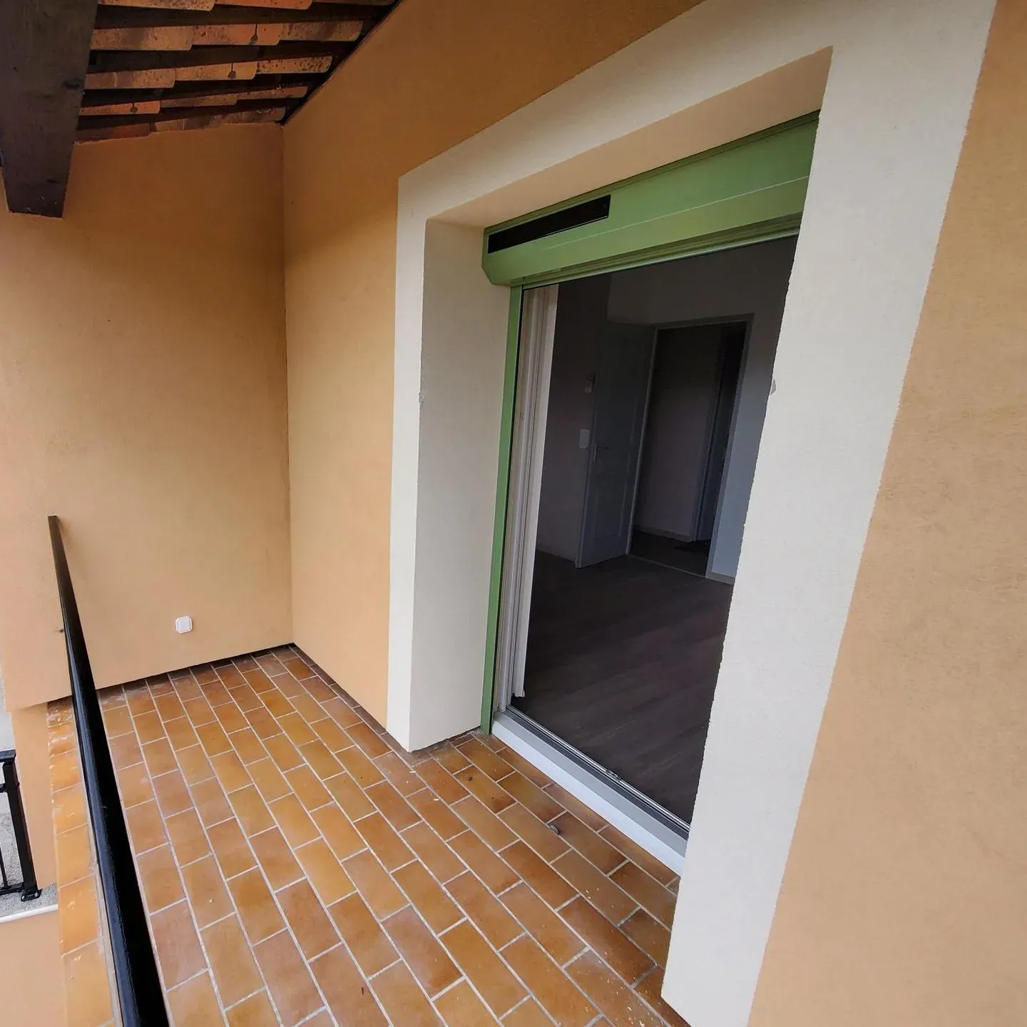 Volet roulant motorisé et solaire en pose tunel sur une baie vitrée