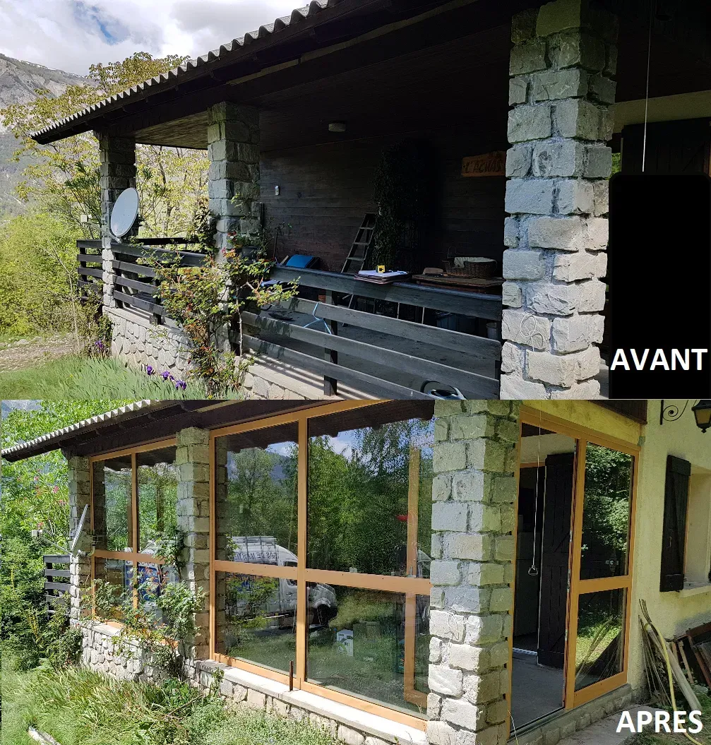 Avant et après travaux sur la véranda d'un chalet. La véranda d'origine est fermée, la véranda d'après est une structure en verre et en bois.