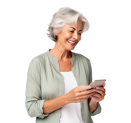Femme souriante aux cheveux gris regardant un smartphone, vêtue d'une chemise verte sur un haut blanc.