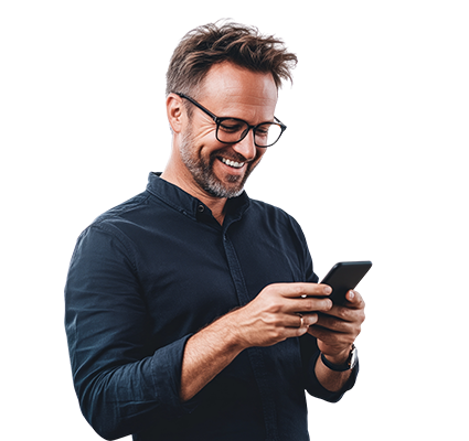 Un homme portant des lunettes sourit en utilisant un smartphone