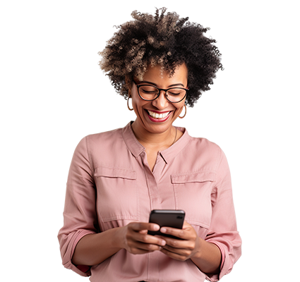 Une femme à lunettes sourit en regardant son téléphone. Elle porte un chemisier rose sur fond blanc.