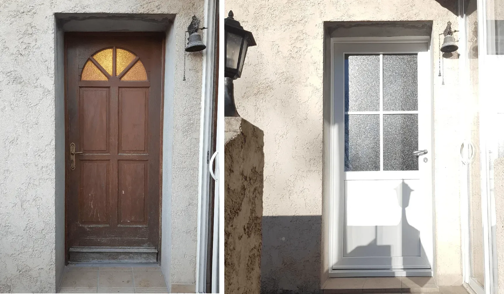 Portes extérieures : l'une en vieux bois brun, l'autre neuve blanche avec des panneaux de verre, encastrées dans un enduit texturé.