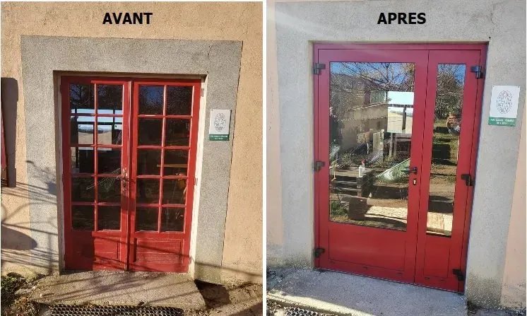 Avant et après la rénovation d'une porte rouge. L'ancienne porte avait plusieurs carreaux ; la nouvelle est symétrique et ne comporte qu'un seul carreau.