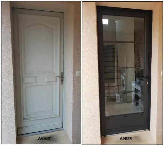 Comparaison avant/après d'une vieille porte blanche et d'une nouvelle porte vitrée à cadre noir.