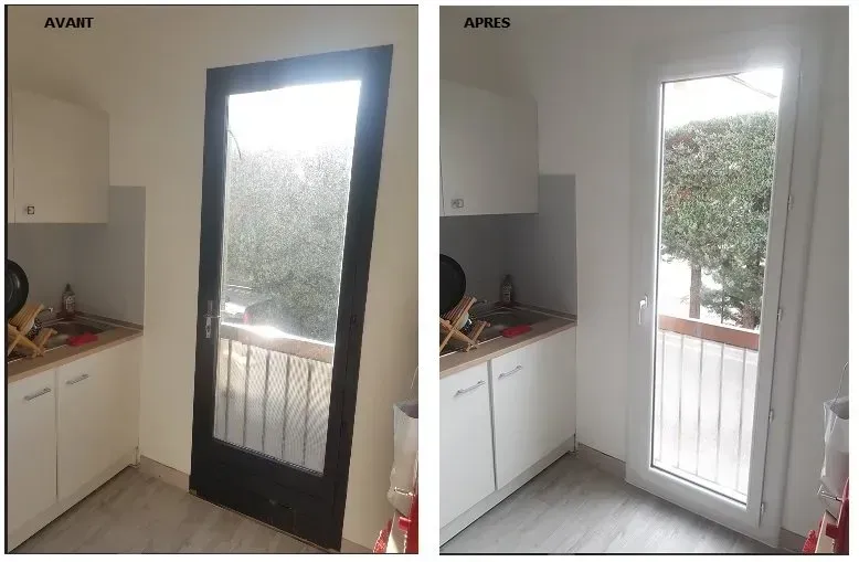 Avant et après la rénovation d'une porte de cuisine. L'ancienne porte noire a été remplacée par une porte à cadre blanc et vitrage clair.