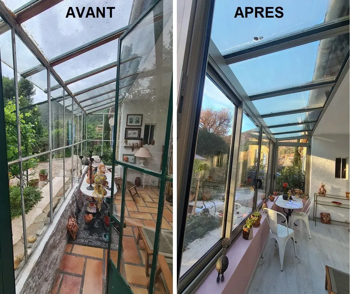 Avant et après la rénovation d'une véranda avec toit en verre et grandes fenêtres. La véranda « avant » est abîmée par les intempéries, la véranda « après » est rénovée.