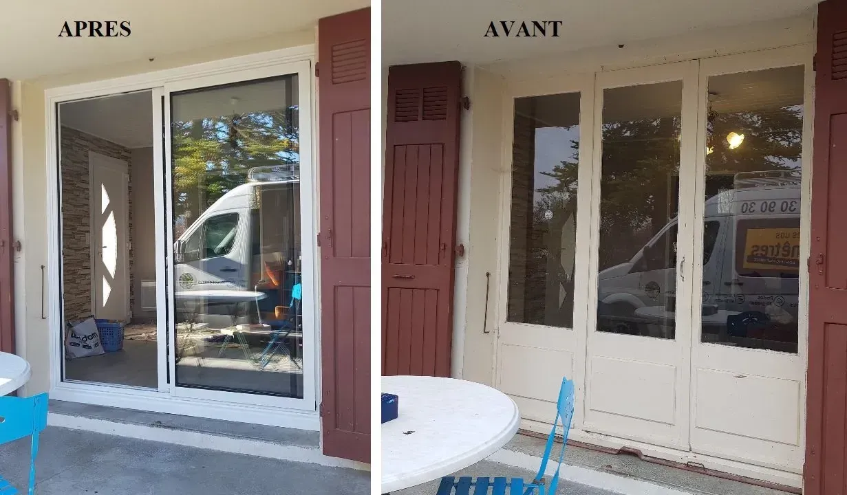 Comparaison avant/après d'une porte-fenêtre. L'ancienne porte (à droite) est crème ; la nouvelle porte (à gauche) est blanche et ouverte.