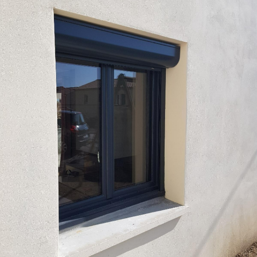 Fenêtre en aluminium noire en pose feuillure sur maison neuve