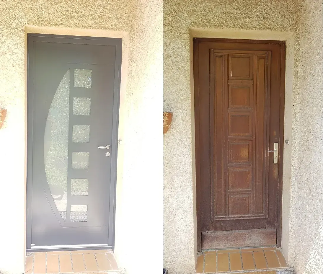 Deux portes extérieures : l'une sombre avec des panneaux de verre, l'autre brune avec des carrés en relief.