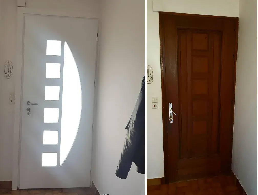 Deux portes intérieures : l'une blanche avec des panneaux de verre, l'autre en bois brun avec un cadre foncé.