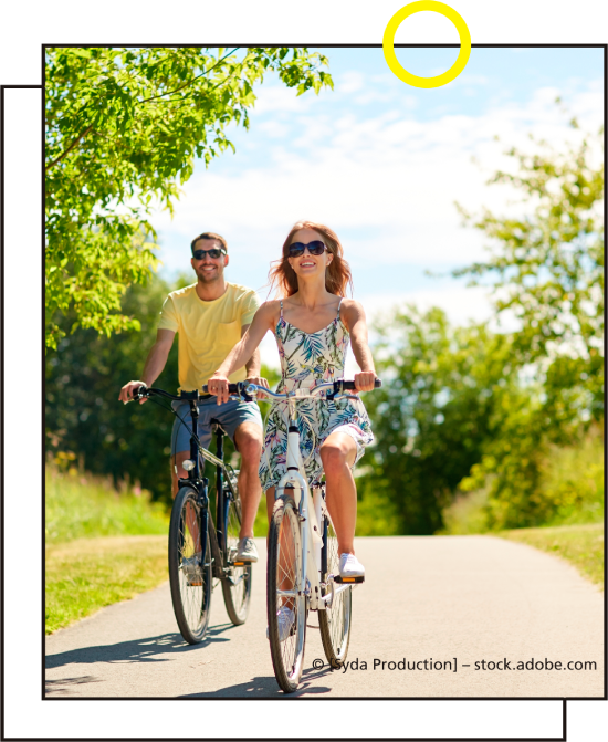 Paar fährt Fahrrad in Natur